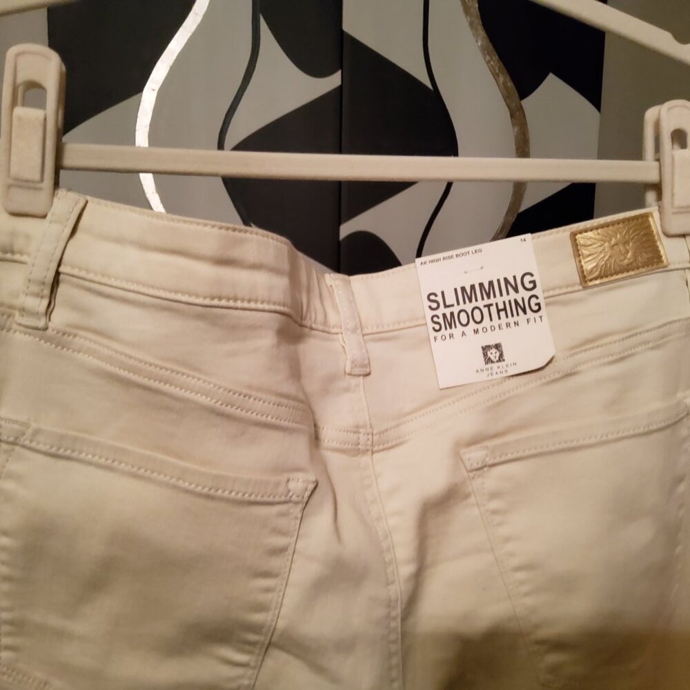 NWT Anne Klein Size 14 high rise boot leg cream jeans